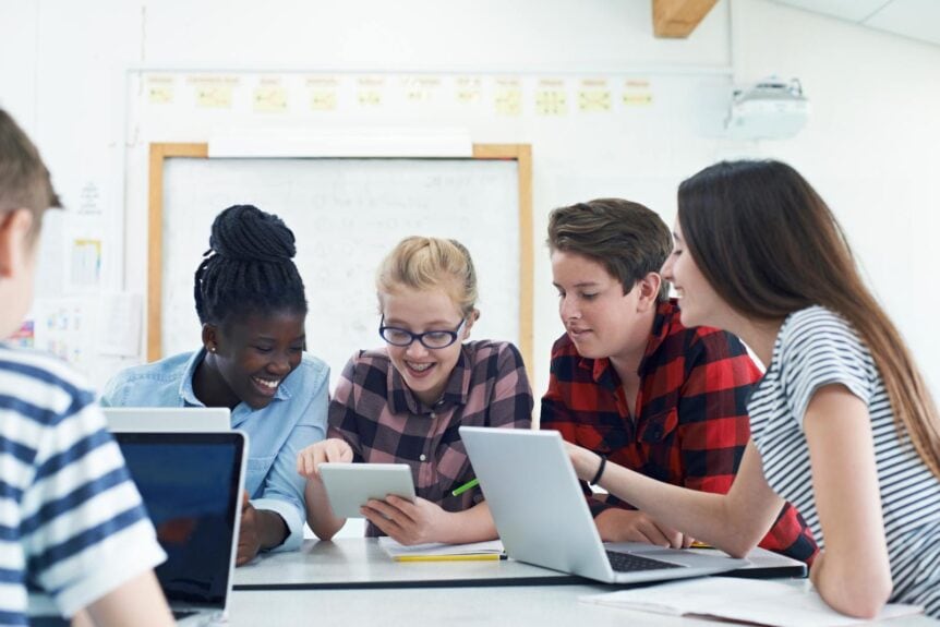 Étudiants travaillant ensemble