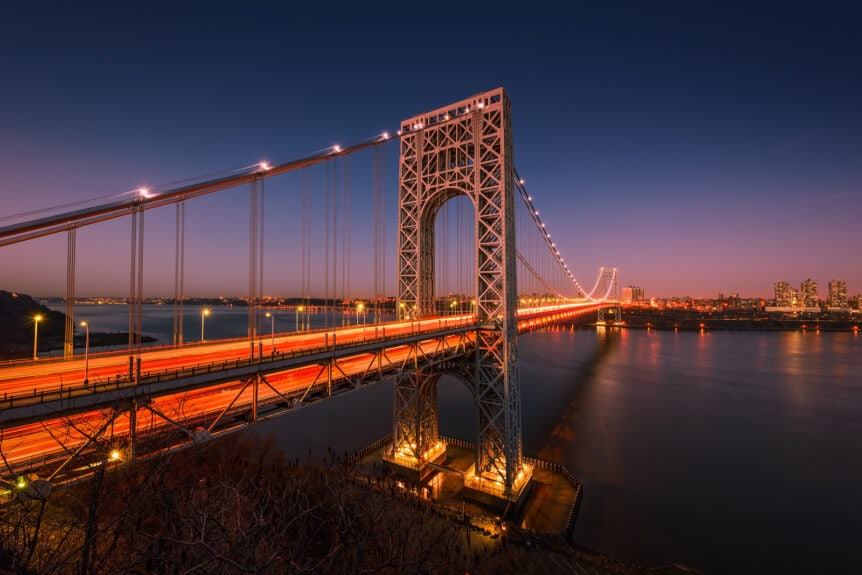 A ponte George Washington que atravessa o rio Hudson no crepúsculo em Nova York