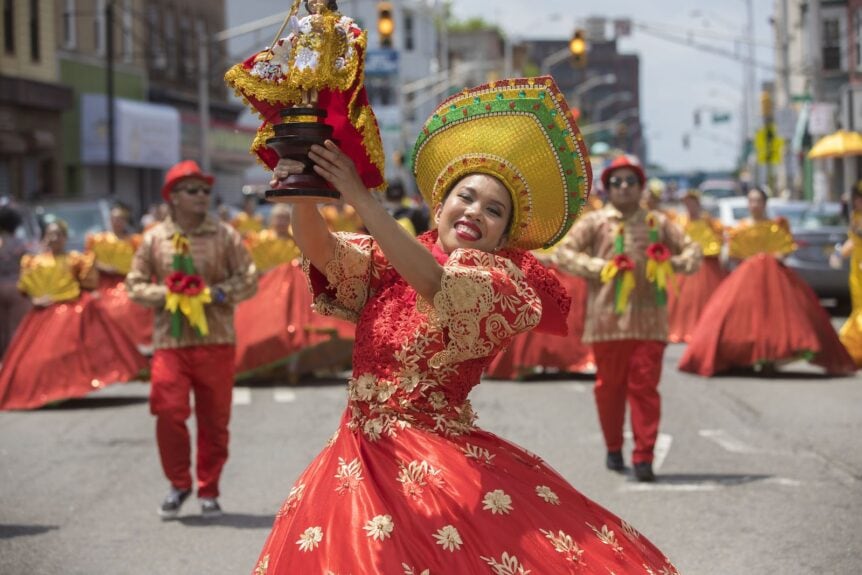 Боливийская танцовщица в Джерси-Сити, Нью-Джерси.