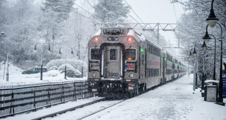 Транзитный поезд Нью-Джерси в снегу