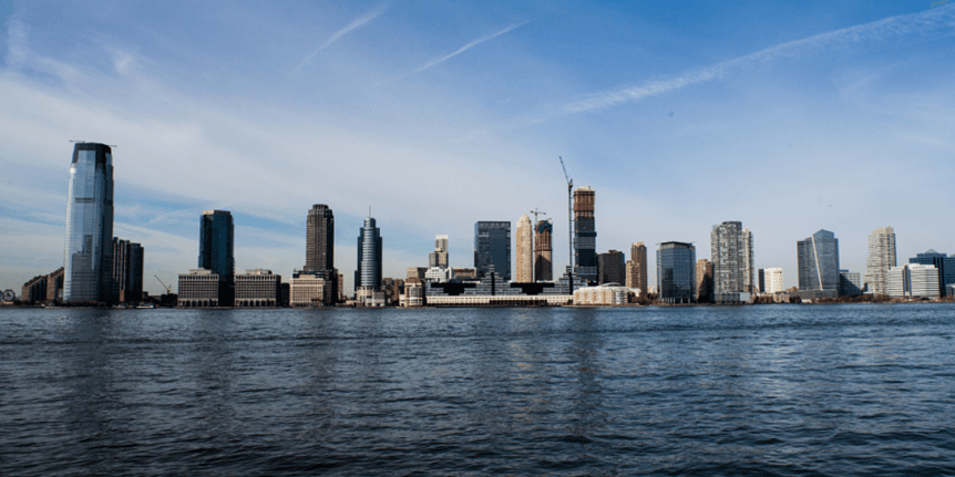 Horizonte de Nova Jersey e edifícios ao longo do rio Hudson.