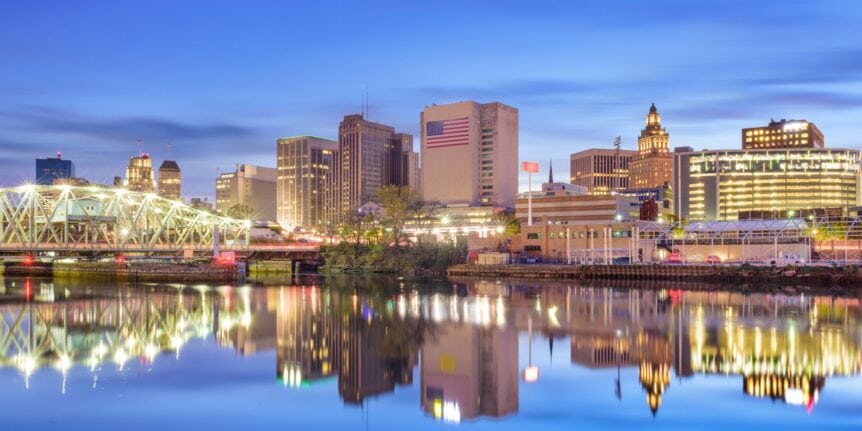 Edifícios de Newark no rio com os EUA