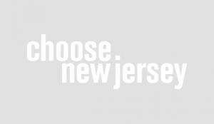 Logotipo blanco de CNJ sobre fondo gris