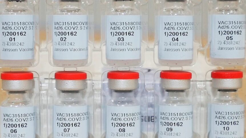 Prateleira de frascos de vacina transparentes