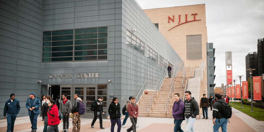 Estudantes andando fora do centro do campus NJIT